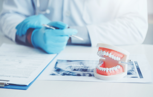 Braces vs. Invisalign Clear Aligners – The Pros & Cons